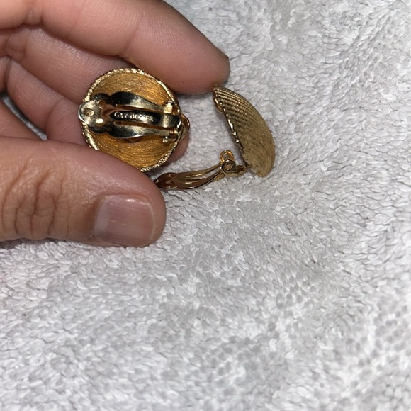 Vintage Gold Plated Shell Clip on Earrings - Picture 2 of 2